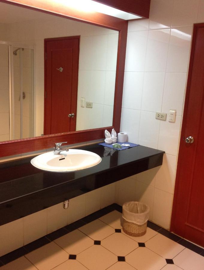 Lotus House Hotell Jomtien Beach Exteriör bild